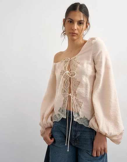 Блузка с кружевной отделкой и завязками на плечах от Topshop цвета экрю ecru