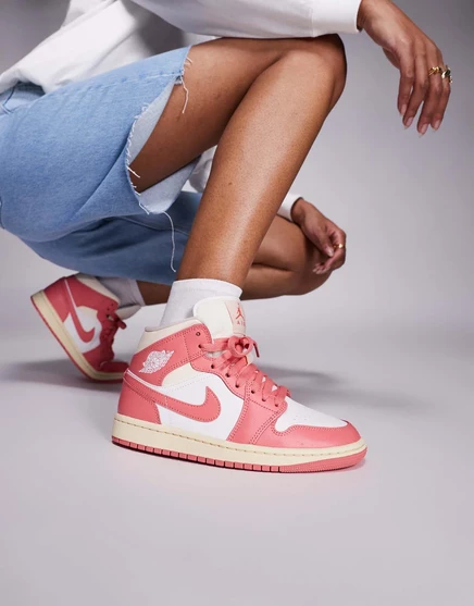 Кроссовки Nike Air Jordan 1 Mid розового и белого цветов pink