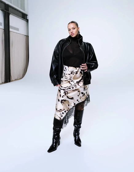 Атласная юбка ASOS DESIGN Curve с асимметричной кружевной отделкой и животным принтом