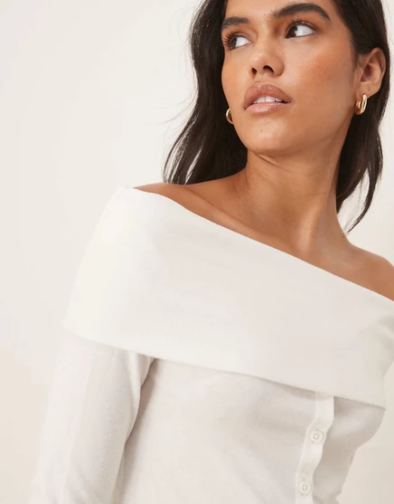 Топ кремового цвета с открытыми плечами и пуговицами ASOS DESIGN cream