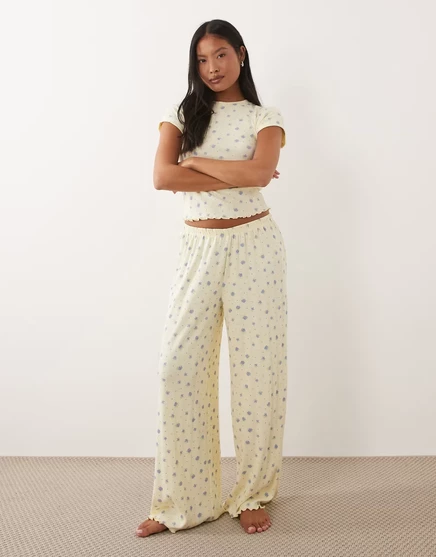 Пижамные брюки ASOS DESIGN Petite mix & match pointelle молочно-голубого цвета с принтом ditsy ditsy print