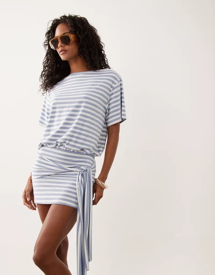 Женское мини-платье-футболка ASOS Design с завязкой, голубое в белую полоску