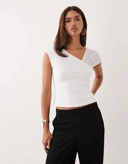 Женский топ ASOS Design Slinky с сетчатым плечом, белый