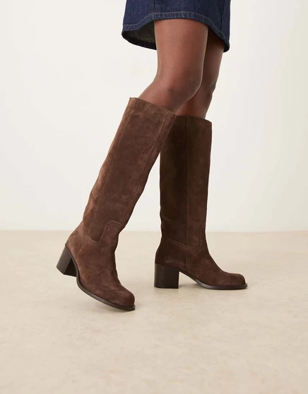 Сапоги до колена с круглым носком Clyde от ASOS DESIGN из шоколадной замши chocolate