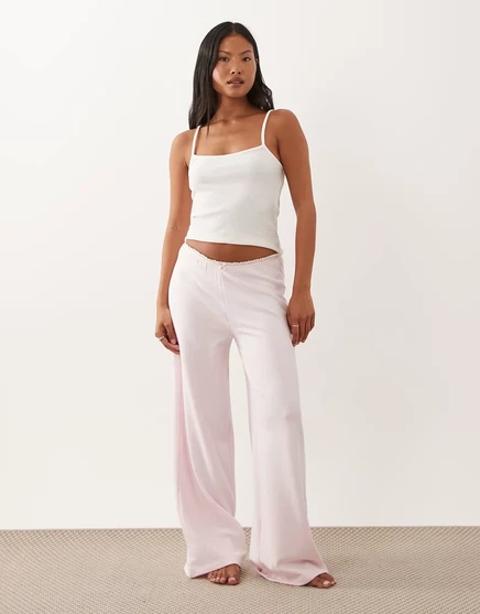 Широкие пижамные брюки из мягкого джерси ASOS DESIGN Petite с цветочной отделкой нежно розового цвета