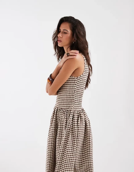 Дизайнерское макси-платье ASOS в складку коричневого цвета в полоску brown gingham