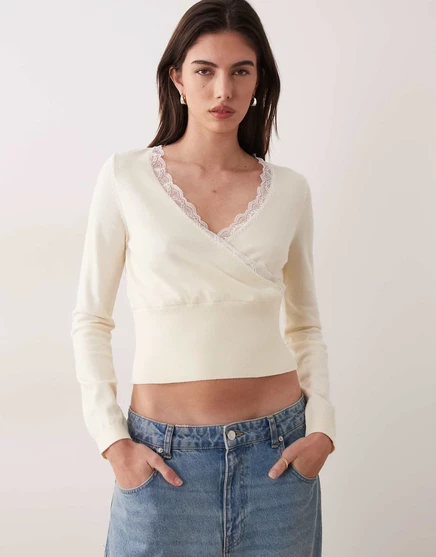 Вязаный топ Miss Selfridge с запахом и кружевной отделкой
