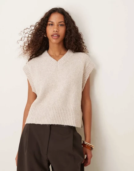 ДИЗАЙНЕРСКИЙ облегающий топ с пышным v-образным вырезом ASOS DESIGN цвета овсянки oatmeal