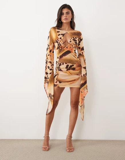 Дизайнерское мини-платье ASOS DESIGN с сетчатым принтом на рукавах-накидках и глубоким замочным вырезом оранжевого цвета в цветочек