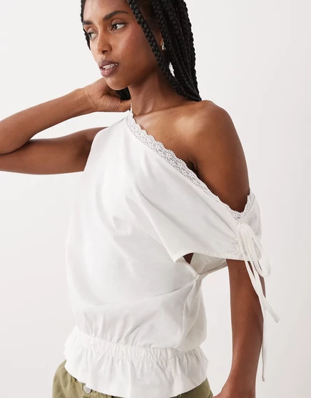 Женский топ ASOS Design с открытыми плечами и фестонной отделкой, белый