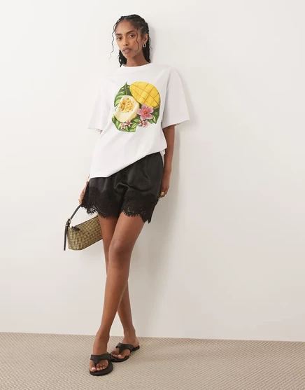 Женская оверсайз футболка ASOS Design с принтом, белая