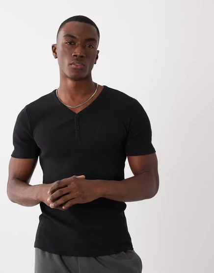 ДИЗАЙНЕРСКАЯ футболка ASOS muscle fit с вырезом henley черного цвета в рубчик
