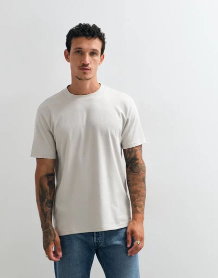 Непринужденная повседневная футболка Hollister светло-бежевого цвета