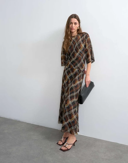 Макси-платье из шифоновой футболки с изогнутым поясом от Topshop с принтом в коричневую гофрированную клетку