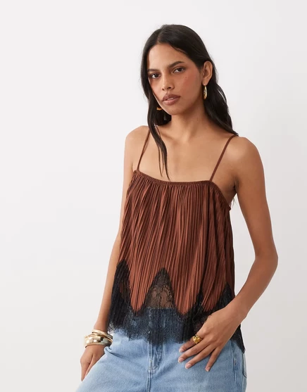 ФУТБОЛКА с квадратным вырезом из плиссе коричневого цвета от ASOS DESIGN mix &match с черной кружевной отделкой коричневого цвета