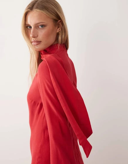 Макси-платье с высоким воротником и шарфом от ASOS DESIGN красного цвета red