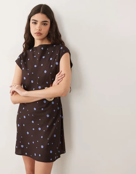 ДИЗАЙНЕРСКОЕ мини-платье ASOS с высоким воротом в шоколадный и синий горошек шоколадный и синий горошек