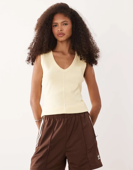 Майка в рубчик с v-образным вырезом и открытыми швами от ASOS DESIGN, декорированная молочным кремом buttermilk