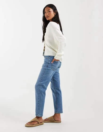 Джинсы ASOS DESIGN Petite slim fit для мамы светло-синего цвета с легкой стиркой