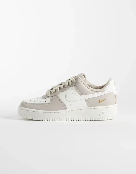 Женские кроссовки Nike Air Force 1 '07, бежево‑золотые