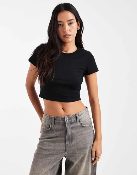 Черная укороченная детская футболка Monki black