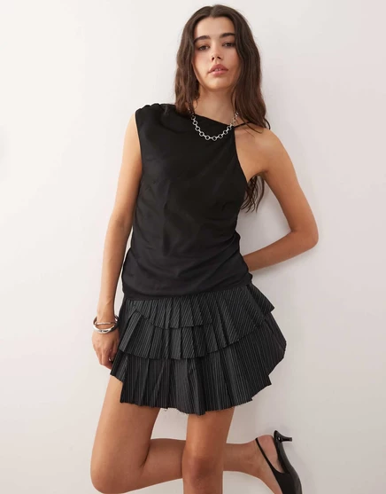 Повседневный асимметричный атласный топ черного цвета с открытой спиной black