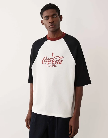 ДИЗАЙНЕРСКАЯ футболка реглан оверсайз от ASOS с принтом Coca Cola цвета экрю ecru