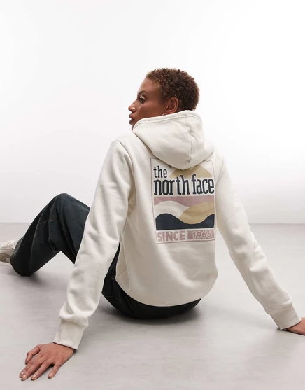 The North Face Исследует мир с 66 года в белой толстовке с капюшоном