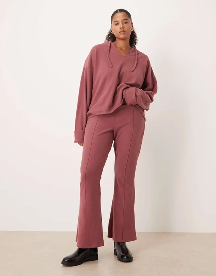 Брюки-клеш ASOS DESIGN Curve с мягкими на ощупь швами темно-розового цвета dark rose