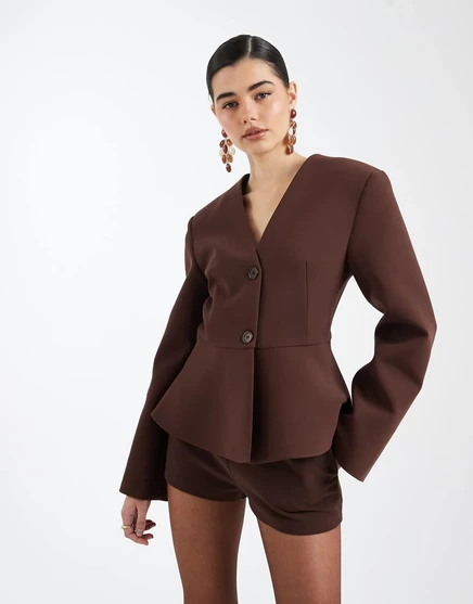 ДИЗАЙНЕРСКИЙ блейзер с глубоким вырезом и баской ASOS шоколадного цвета chocolate