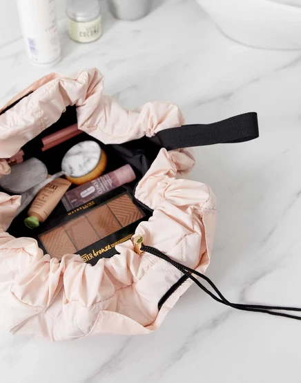 Женская косметичка Flat Lay Company с кулиской, пудрово-розовая