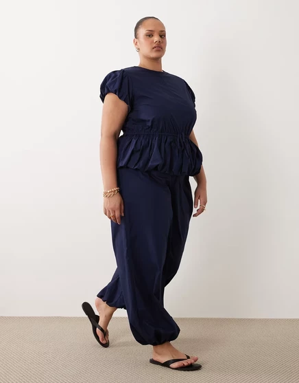 Женский комбинезон ASOS Curve с баской и пышными штанинами, тёмно-синий