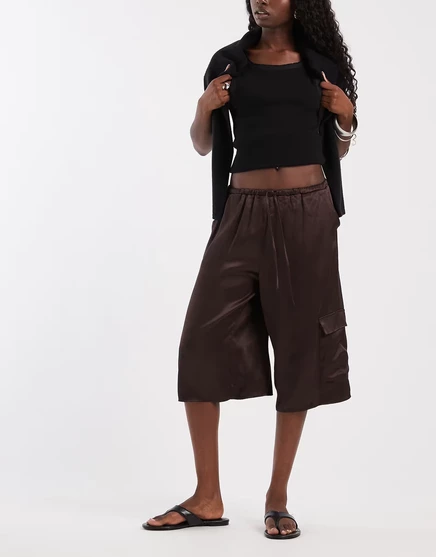 Женские атласные бермуды-карго ASOS Design, шоколадные