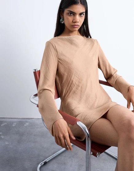 Мини-атласное платье Topshop с капюшоном на спине и длинным рукавом карамельного цвета caramel