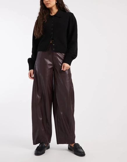Дизайнерские брюки-бочкообразки из искусственной кожи ASOS с отделкой швов сливового цвета plum