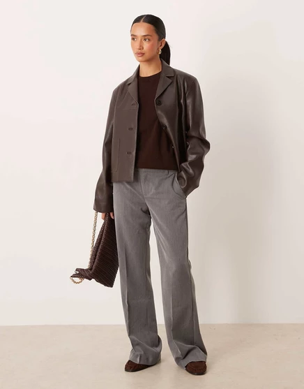 Изящные брюки свободного кроя от Gina Tricot цвета вереска серого цвета gray