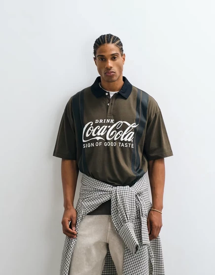 Мужское поло ASOS Design оверсайз в полоску с принтом Coca‑Cola, коричневое
