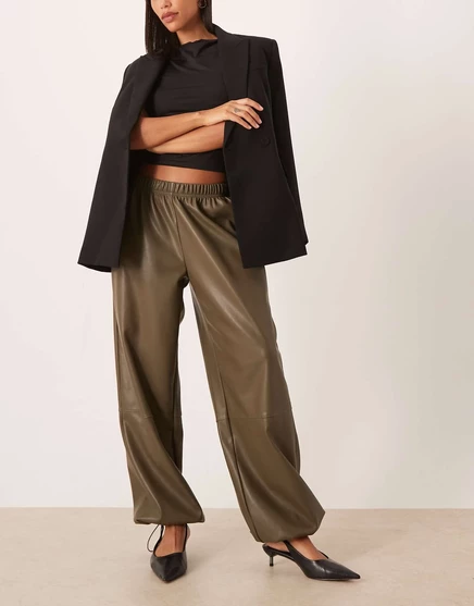 Брюки-баллончики из искусственной кожи Gina Tricot темно-зеленого цвета хаки dark khaki green