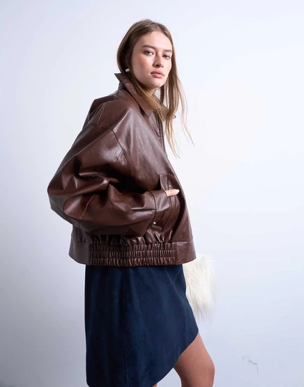 Укороченная куртка на молнии с заниженными плечами из искусственной кожи Topshop шоколадного цвета choc