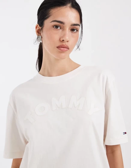 Женская футболка Tommy Jeans с логотипом varsity свободного кроя, слоновая кость