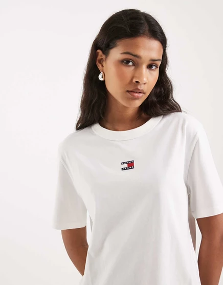Белая футболка свободного покроя со значком Tommy Jeans