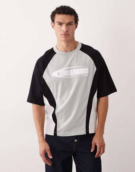 ДИЗАЙНЕРСКАЯ футболка свободного кроя оверсайз от ASOS с отделкой по крою и шву и спортивной графикой светло-серого цвета