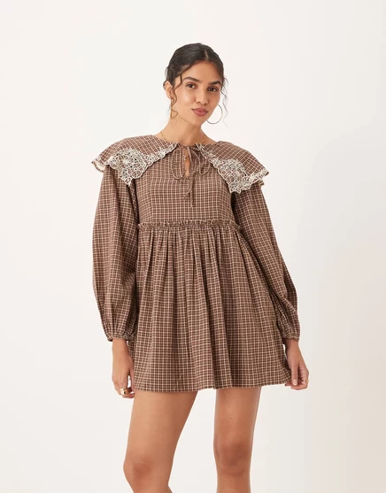 ДИЗАЙНЕРСКОЕ мини-платье-халат ASOS с объемным воротником и кружевной отделкой в коричневую клетку tan check