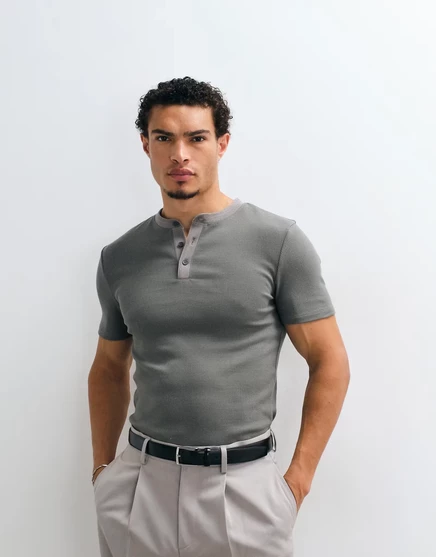 ДИЗАЙНЕРСКАЯ футболка ASOS muscle fit с вырезом henley из темно-коричневого металла в рубчик