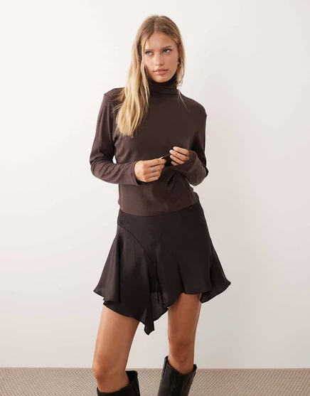 Облегающая мини-юбка Monki из атласной ткани Monki crinkle темно-шоколадно-коричневого цвета chocolate brown