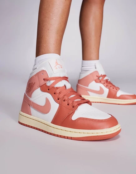 Кроссовки Nike Air Jordan 1 Mid светло-розового цвета light pink