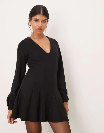 Черное мини-платье ASOS DESIGN supersoft с v-образным вырезом спереди и расклешенными рукавами black