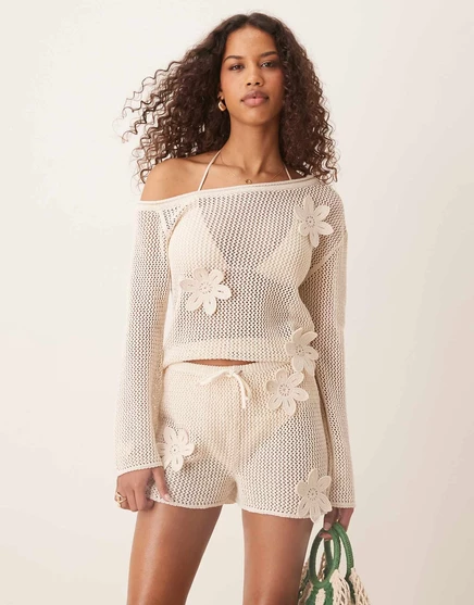 Дизайнерские трикотажные шорты ASOS с 3D-цветами цвета экрю - часть комплекта ecru