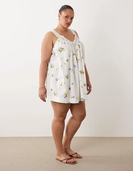 Женское мини-платье ASOS Curve с V‑вырезом и кружевом, белое