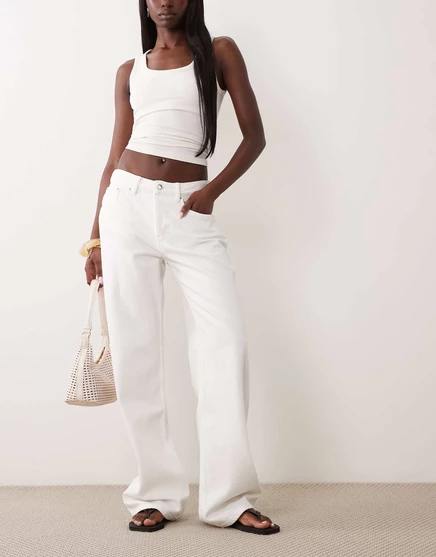 Джинсы-бойфренды свободного кроя Gina Tricot темно-белого цвета off white